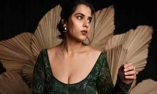 కుక్కను కూడా వదలని బలగం బ్యూటీ.. దాంతో ఆ పార్ట్‌పై నాకించుకుంటున్న వీడియో వైరల్