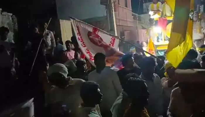 AP politics: టీడీపీ ఎన్నికల ప్రచారాన్ని అడ్డుకున్న వైసీపీ కార్యకర్తలు AP politics: టీడీపీ ఎన్నికల ప్రచారాన్ని అడ్డుకున్న వైసీపీ కార్యకర్తలు