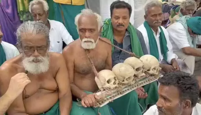 ఢిల్లీలో జంతర్మంతర్.. పుర్రెలతో దక్షణాది రైతుల నిరసన.. కన్నీళ్లు పెట్టుకున్న ప్రెసిడెంట్ ఢిల్లీలో జంతర్మంతర్.. పుర్రెలతో దక్షణాది రైతుల నిరసన.. కన్నీళ్లు పెట్టుకున్న ప్రెసిడెంట్