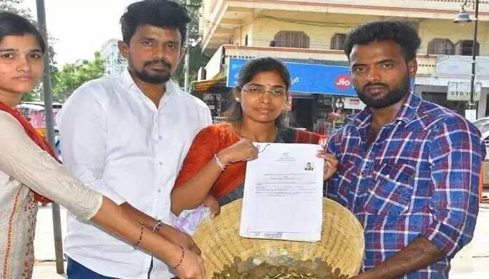 Unique Ideas in Nominations: చిల్లరతో నామినేషన్ వేసిన తెలంగాణ యువతి.. Unique Ideas in Nominations: చిల్లరతో నామినేషన్ వేసిన తెలంగాణ యువతి..
