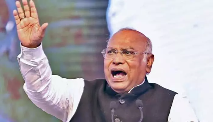 మోడీ చిల్లర రాజకీయవేత్తగా వ్యవహరిస్తున్నారు: ఏఐసీసీ చీఫ్ మల్లికార్జున్ ఖర్గే మోడీ చిల్లర రాజకీయవేత్తగా వ్యవహరిస్తున్నారు: ఏఐసీసీ చీఫ్ మల్లికార్జున్ ఖర్గే