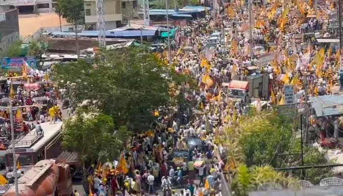 AP politics: బ్రహ్మన్న కు బ్రహ్మ రథం.. భారీ ర్యాలీ తో నామినేషన్ AP politics: బ్రహ్మన్న కు బ్రహ్మ రథం.. భారీ ర్యాలీ తో నామినేషన్