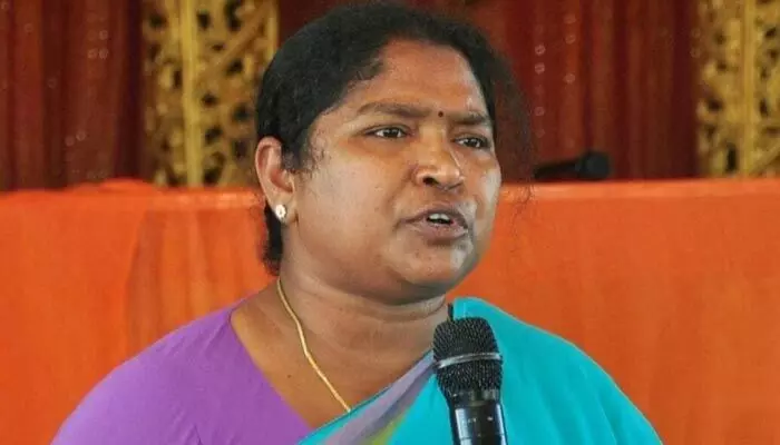 BREAKING: మోడీ పాలనలో అన్నింటిపైనా పన్నులే: మంత్రి సీతక్క ఘాటు వ్యాఖ్యలు BREAKING: మోడీ పాలనలో అన్నింటిపైనా పన్నులే: మంత్రి సీతక్క ఘాటు వ్యాఖ్యలు