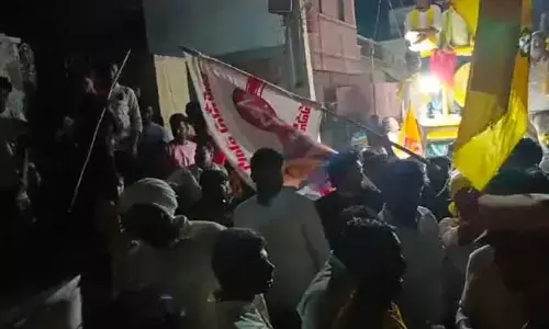 AP politics: టీడీపీ ఎన్నికల ప్రచారాన్ని అడ్డుకున్న వైసీపీ కార్యకర్తలు