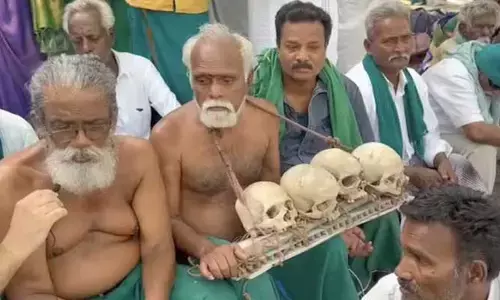 ఢిల్లీలో జంతర్‌మంతర్.. పుర్రెలతో దక్షణాది రైతుల నిరసన.. కన్నీళ్లు పెట్టుకున్న ప్రెసిడెంట్