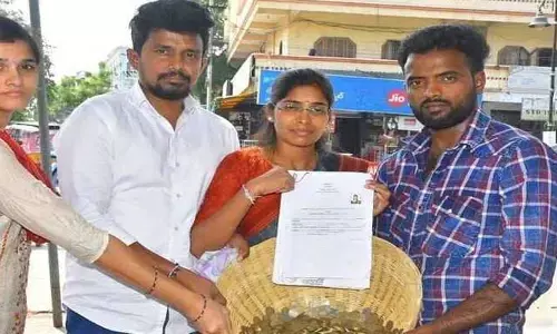 Unique Ideas in Nominations: చిల్లరతో నామినేషన్ వేసిన తెలంగాణ యువతి..