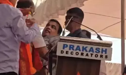 బ్రేకింగ్ : సభలో ప్రసంగిస్తూ స్పృహతప్పి పడిపోయిన కేంద్ర మంత్రి గడ్కరీ