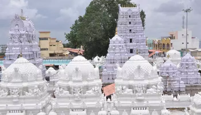 వేములవాడ రాజన్న ఆలయంలో 13 మంది ఉద్యోగులపై చర్యలు.. కారణమిదే..!