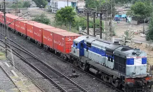 BREAKING: పట్టాలు తప్పిన విశాఖ-కిరండోల్ గూడ్స్ రైలు.. కొనసాగుతోన్న ట్రాక్ పునరుద్ధరణ పనులు
