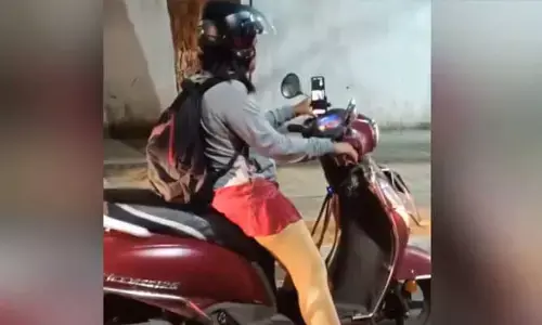 వర్క్ ఫ్రమ్ ట్రాఫిక్.. స్కూటీ నడుపుతూ జూమ్ మీటింగ్‌ అంటెండ్ అయిన అమ్మాయి..