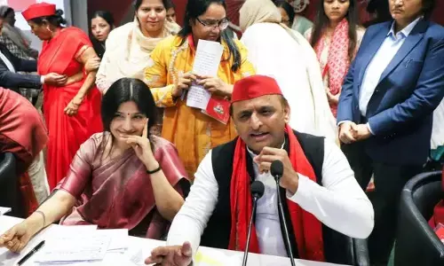 అఖిలేష్ యాదవ్, డింపుల్ యాదవ్ ఆస్తులు, అప్పుల వివరాలివీ..