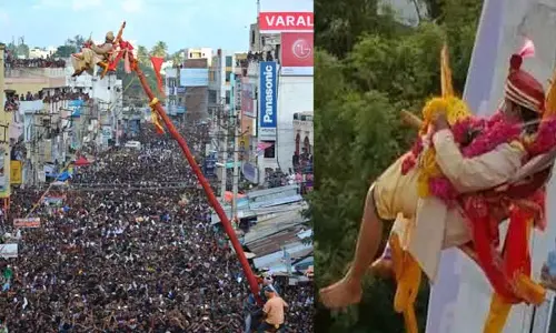 ఇదేం వింత ఆచారంరా నాయనా.. ఆకాశంలో వేలాడుతున్న పూజారీ..