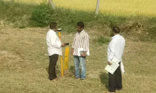 రూ.2 కోట్ల విలువజేసే ప్రభుత్వ భూమిపై ‘రియల్’ కన్ను.. వెంటనే స్పందించిన అధికారులు