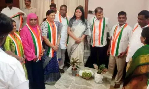మిర్యాలగూడలో బీఆర్ఎస్‌కు షాక్.. కాంగ్రెస్‌లో చేరిన మున్సిపల్ చైర్మన్, కౌన్సిలర్లు