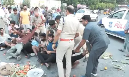 ఫుడ్ సరిగ్గా లేదు! రోడ్డెక్కిన ఎస్టీ హాస్టల్ విద్యార్థులు