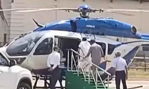హెలికాప్టర్ ఎక్కుతుండగా కిండపడ్డ మమతా బెనర్జీ: స్వల్ప గాయాలు