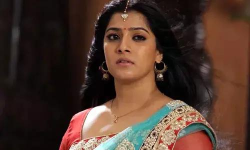 వరలక్ష్మితో పడక సుఖం కోరుకున్న టీవీ హెడ్.. ఇంటికొచ్చి మరీ భయపెట్టాడని సంచలన కామెంట్స్