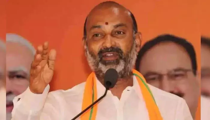 రాష్ట్రంలో నీచ రాజకీయాలకు పాల్పడుతోన్న కాంగ్రెస్ : ఎంపీ బండి సంజయ్ హాట్ కామెంట్స్ రాష్ట్రంలో నీచ రాజకీయాలకు పాల్పడుతోన్న కాంగ్రెస్ : ఎంపీ బండి సంజయ్ హాట్ కామెంట్స్