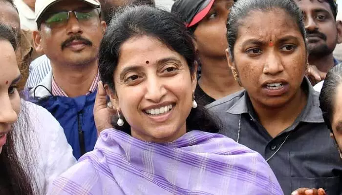 రంగంలోకి వైఎస్ జగన్ భార్య భారతి.. పులివెందులలో జోరుగా ప్రచారం రంగంలోకి వైఎస్ జగన్ భార్య భారతి.. పులివెందులలో జోరుగా ప్రచారం