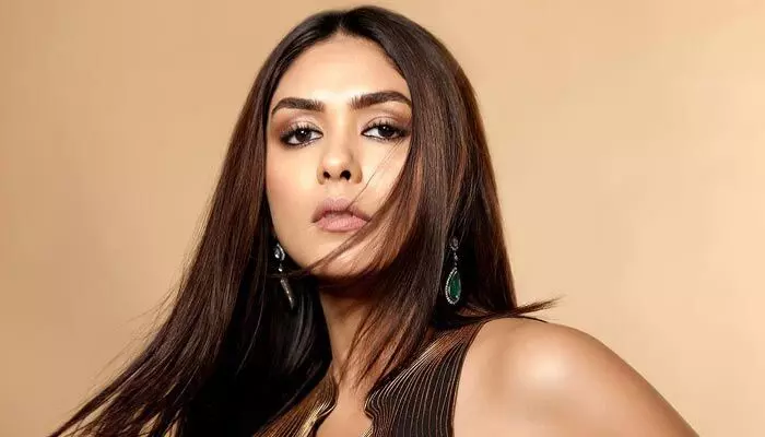 ఆ హీరోలో అది చూస్తూ ఉండిపోతా.. మృణాల్ ఇంట్రెస్టింగ్ కామెంట్స్ ! ఆ హీరోలో అది చూస్తూ ఉండిపోతా.. మృణాల్ ఇంట్రెస్టింగ్ కామెంట్స్ !