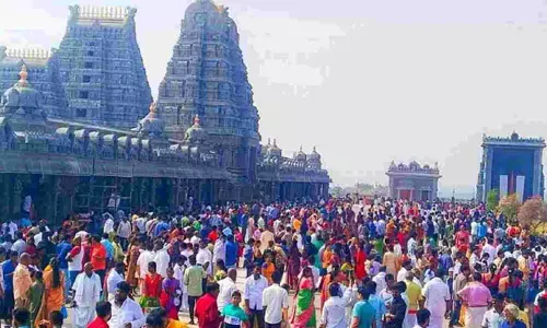 BREAKING: భక్తులతో పోటెత్తిన యాదాద్రి పుణ్యక్షేత్రం.. కిక్కిరిసిన దర్శన క్యూ లైన్లు