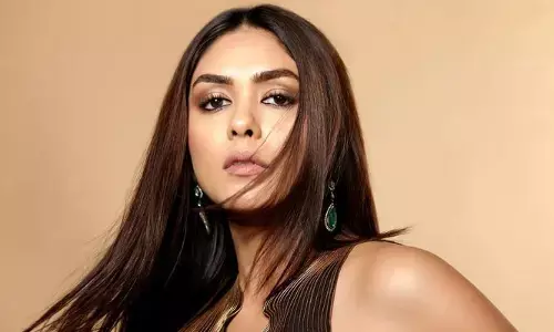 ఆ హీరోలో అది చూస్తూ ఉండిపోతా.. మృణాల్ ఇంట్రెస్టింగ్ కామెంట్స్ !