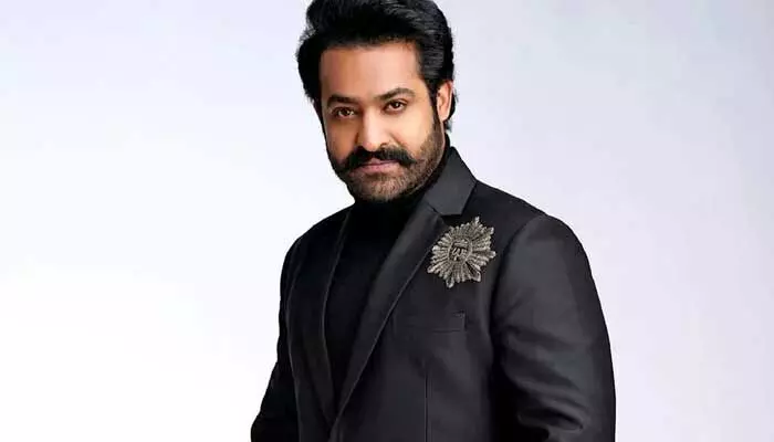 అభిమాని కోరిక తీర్చిన ఎన్టీఆర్.. నెట్టింట ఫొటోలు వైరల్ అభిమాని కోరిక తీర్చిన ఎన్టీఆర్.. నెట్టింట ఫొటోలు వైరల్