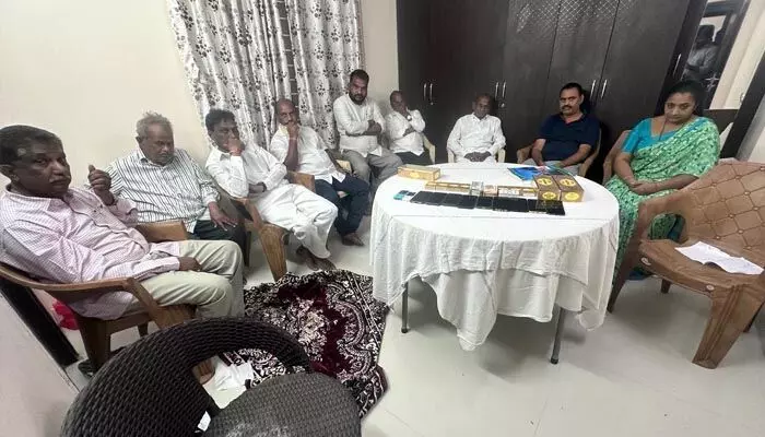 BREAKING: హైదరాబాద్లో గేమింగ్ ముఠా గుట్టు రట్టు.. 9 మంది అరెస్ట్, రూ.62 వేలు సీజ్ BREAKING: హైదరాబాద్లో గేమింగ్ ముఠా గుట్టు రట్టు.. 9 మంది అరెస్ట్, రూ.62 వేలు సీజ్