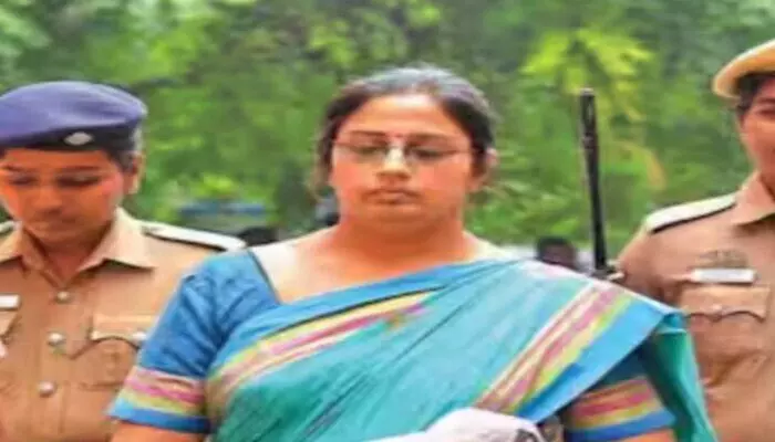 సెక్స్ ట్రాఫికింగ్ కేసులో తమిళనాడు మాజీ ప్రొఫెసర్కు 10 ఏళ్ల జైలుశిక్ష సెక్స్ ట్రాఫికింగ్ కేసులో తమిళనాడు మాజీ ప్రొఫెసర్కు 10 ఏళ్ల జైలుశిక్ష