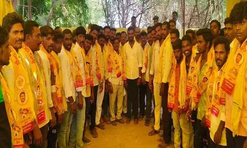 AP Politics: వైసీపీ భారీ షాక్.. టీడీపీలోకి పెరుగుతున్న వలసలు..