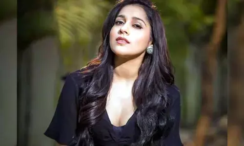 Rashmi: రష్మీ గౌతమ్ స్టన్నింగ్ ఫొటో షూట్.. ఉక్కిరిబిక్కిరి అవుతోన్న కుర్రాళ్లు