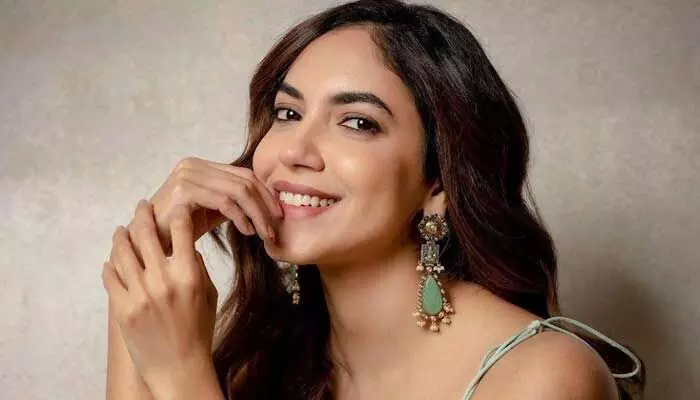 టైట్ డ్రెస్లో హాట్ యాంగిల్స్తో ఆకట్టుకుంటున్న రీతూ వర్మ..! టైట్ డ్రెస్లో హాట్ యాంగిల్స్తో ఆకట్టుకుంటున్న రీతూ వర్మ..!