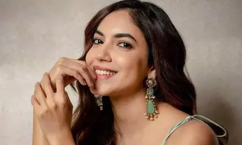 టైట్ డ్రెస్‌లో హాట్ యాంగిల్స్‌తో ఆకట్టుకుంటున్న రీతూ వర్మ..!