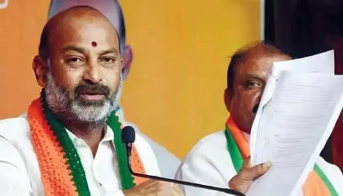 చిక్కుల్లో కాంగ్రెస్ మంత్రి!.. ఎంపీ ఎన్నికల వేళ ఊహించని ట్విస్ట్ ఇచ్చిన బండి సంజయ్ చిక్కుల్లో కాంగ్రెస్ మంత్రి!.. ఎంపీ ఎన్నికల వేళ ఊహించని ట్విస్ట్ ఇచ్చిన బండి సంజయ్