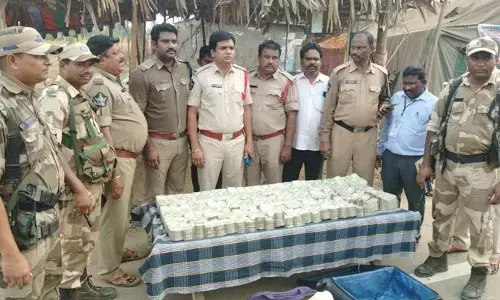 BREAKING: తూర్పు గోదావరి జిల్లా జగన్నాథపురంలో పోలీసుల తనిఖీలు.. ప్రైవేటు ట్రావెల్స్‌లో తరలిస్తున్న రూ.2.40 కోట్ల నగదు సీజ్