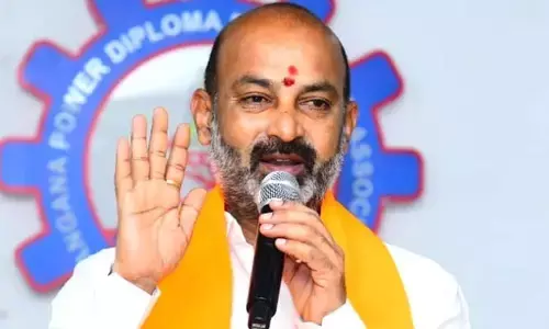 BREAKING: కేసీఆర్ కుటుంబాన్ని జైలుకు వెళ్లకుండా కాపాడుతోంది ఆ కాంగ్రెస్ మంత్రే : ఎంపీ బండి సంజయ్ సంచలన వ్యాఖ్యలు