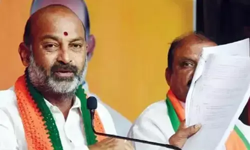 చిక్కుల్లో కాంగ్రెస్ మంత్రి!.. ఎంపీ ఎన్నికల వేళ ఊహించని ట్విస్ట్ ఇచ్చిన బండి సంజయ్