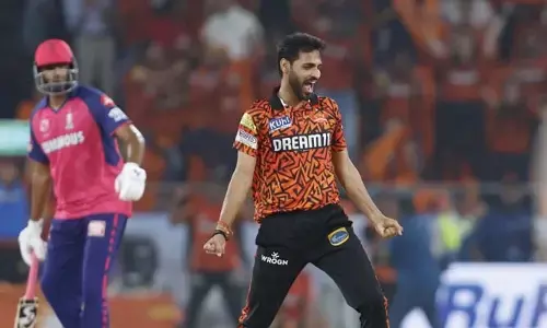 ఆఖరి బంతికి భువీ అద్భుతం.. హైదరాబాద్ గెలుపు