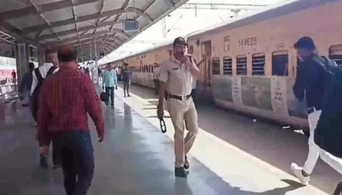 జీలం ఎక్స్ప్రెస్ రైలుకు బాంబు బెదిరింపులు జీలం ఎక్స్ప్రెస్ రైలుకు బాంబు బెదిరింపులు