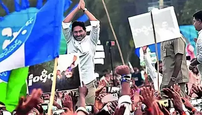 AP Politics:కులాల మధ్య యుద్ధం కాదు..ఇప్పుడు జరిగేది క్లాస్ వార్:సీఎం జగన్ AP Politics:కులాల మధ్య యుద్ధం కాదు..ఇప్పుడు జరిగేది క్లాస్ వార్:సీఎం జగన్