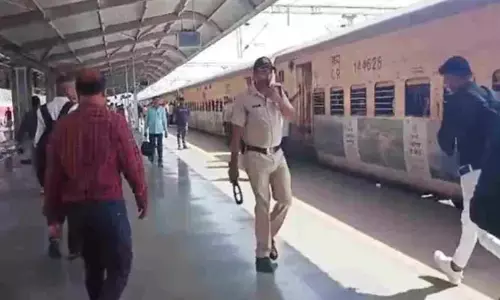 జీలం ఎక్స్‌ప్రెస్‌ రైలుకు బాంబు బెదిరింపులు