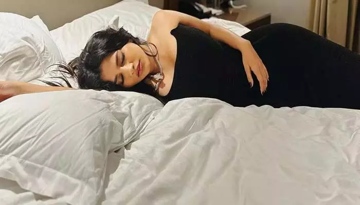 కిక్కు ఎక్కి బెడ్ ఎక్కిన ఇస్మార్ట్ బ్యూటీ.. ఆగమవుతున్న అబ్బాయిలు! కిక్కు ఎక్కి బెడ్ ఎక్కిన ఇస్మార్ట్ బ్యూటీ.. ఆగమవుతున్న అబ్బాయిలు!