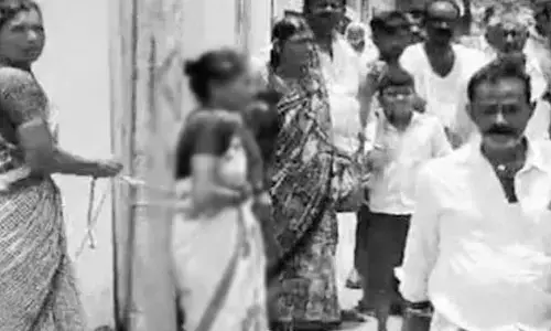 ప్రియురాలితో పారిపోయిన కోడుకు.. తల్లికి ఆ శిక్ష వేసిన గ్రామస్తులు.. వీడియో వైరల్..
