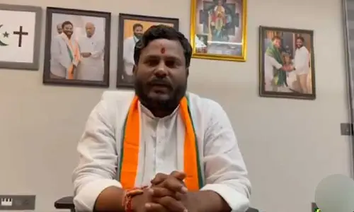 ఉద్యోగుల్లో ఇళ్లు లేని వారికి ప్రభుత్వ భూమి మంజూరు చేయిస్తా!.. కాంగ్రెస్ అభ్యర్ధి బంపర్ ఆఫర్