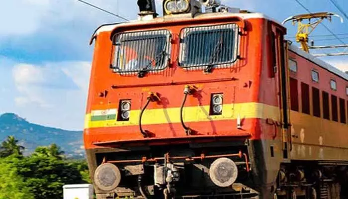 Indian Railways: రన్నింగ్‌లో ట్రైన్.. నిద్రపోయిన స్టేషన్ మాస్టర్.. చివరికి ఏం జరిగిందంటే..?