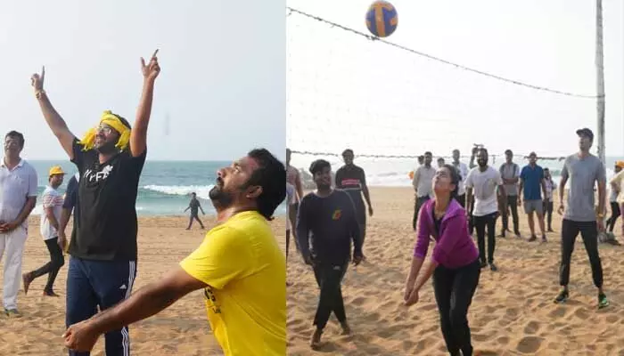 Tejaswini Nandamuri: బీచ్లో వాలీబాల్ ఆడిన బాలయ్య చిన్న కూతురు.. ఫోటోలు వైరల్.. Tejaswini Nandamuri: బీచ్లో వాలీబాల్ ఆడిన బాలయ్య చిన్న కూతురు.. ఫోటోలు వైరల్..