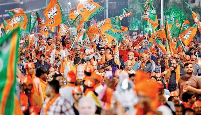 గుజరాత్‌‌లో కాంగ్రెస్‌కు భారీ షాక్.. బీజేపీలో చేరిన 200 మంది నేతలు