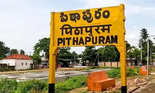 AP: పిఠాపురంలో పోలీసులు, ఫ్లైయింగ్ స్వ్కాడ్ తనిఖీలు.. 17 గాజు గ్లాస్‌ పెట్టెలు, బంగారం స్వాధీనం
