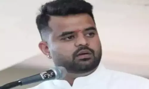 ఎంపీ ప్రజ్వల్ రేవణ్ణకు బ్లూ కార్నర్ నోటీసులు జారీ