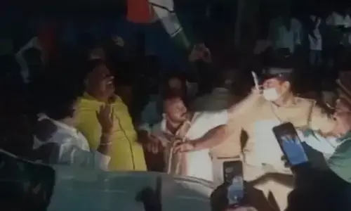 కార్యకర్త చెంప ఛెల్లుమనిపించిన డీకే శివకుమార్